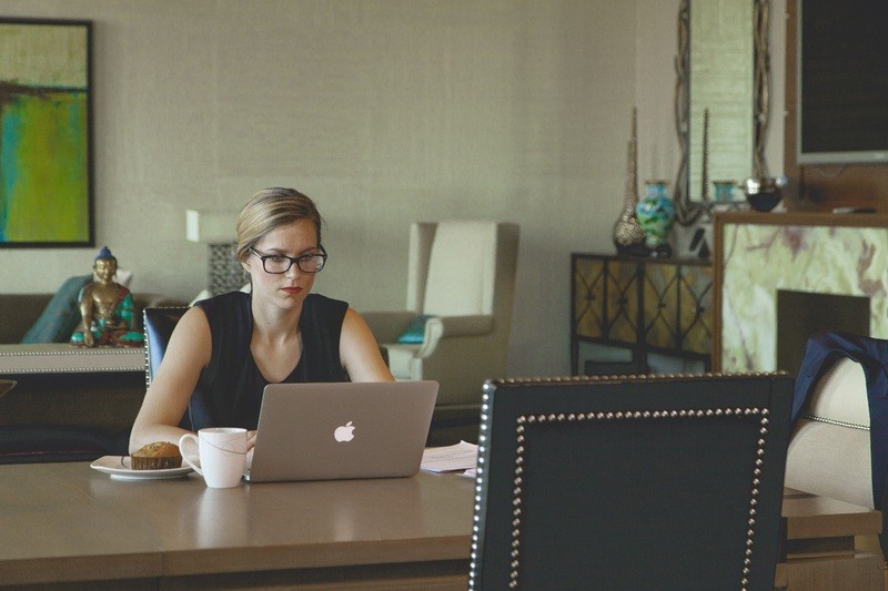 laptop-desk-computer-writing-apple-table-693727-pxhere.com